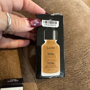 NYX Total Control Drop Foundation - Warm Beige